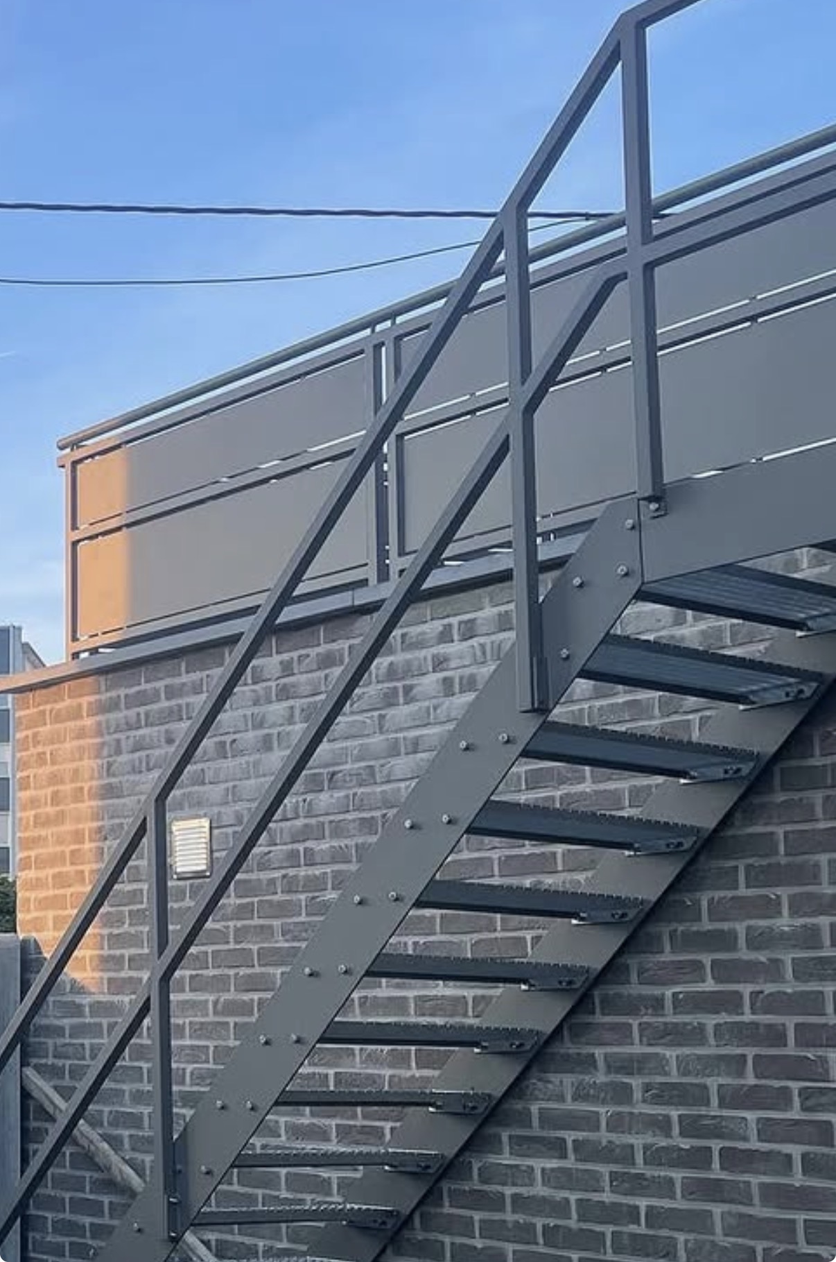 Portail en ferronnerie sur mesure réalisé par HB Weld — détails de la structure et des fixations
